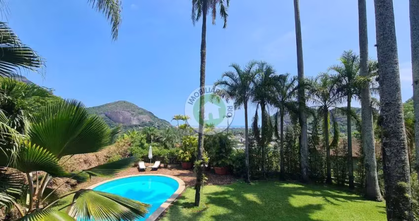 Luxuosa mansão à venda no Itanhangá, Rio de Janeiro-RJ: 4 quartos, 2 suítes, 3 salas, 8 banheiros, 4 vagas, 750m². Aproveite!