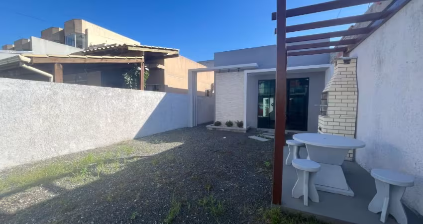 Casa térrea com 2 quartos no rio vermelho.
