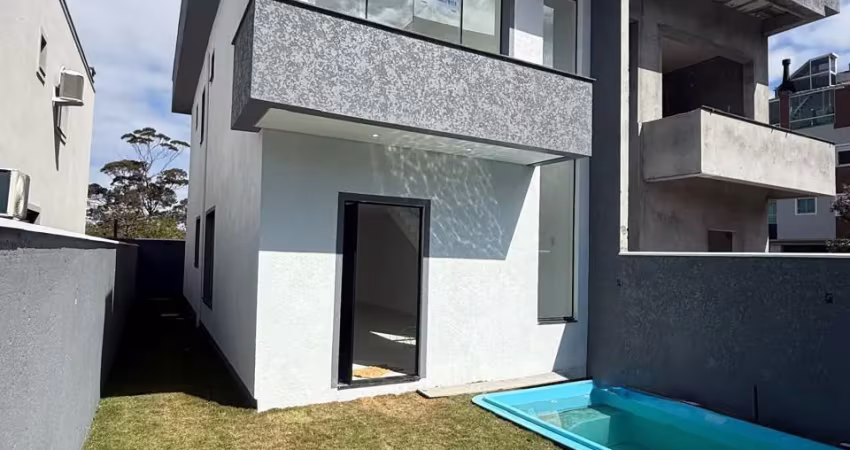 Lindo sobrado a 500 metros da praia dos ingleses, com 3 quartos e piscina.