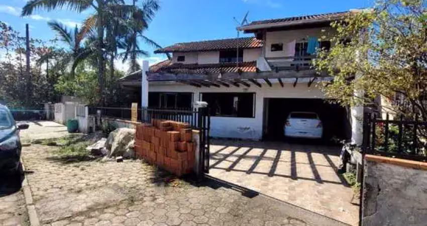 Sobrado à venda por R$ 850.000,00 - Santo Antonio - Balneário Piçarras/SC