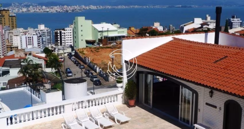 LINDA CASA NO CENTRO DE FLORIANÓPOLIS DE 3 DORMITÓRIOS