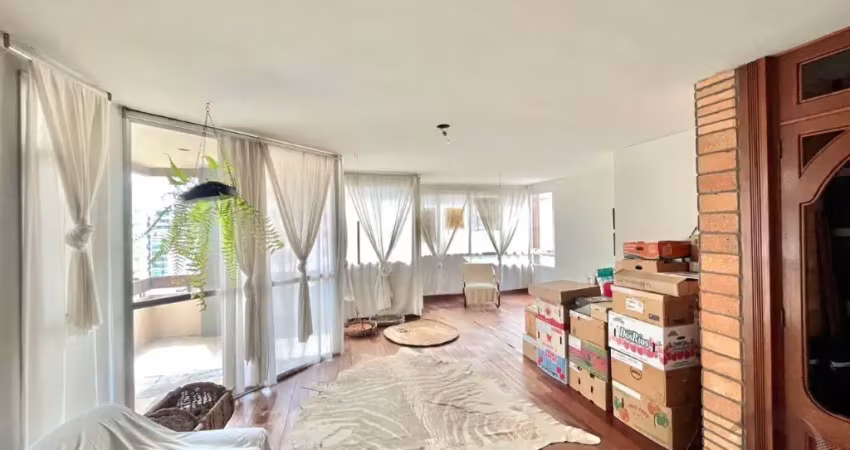 LINDO APARTAMENTO DE 3 DORMITÓRIOS NO CENTRO DE FLORIANÓPOLIS