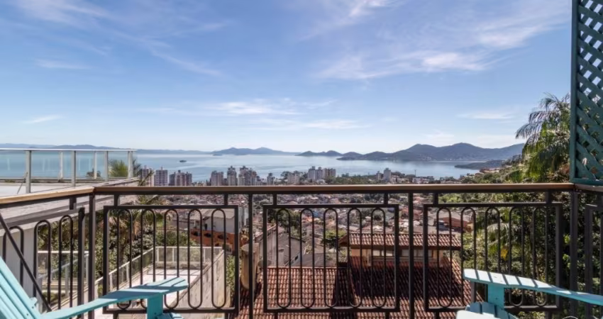 LINDA CASA DE 4 DORMITÓRIOS NO CENTRO DE FLORIANÓPOLIS