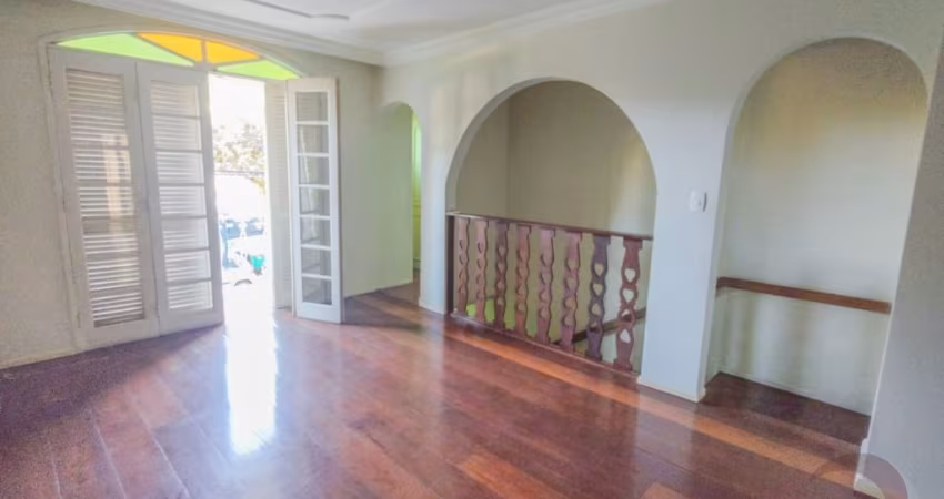 LINDA CASA RESIDENCIAL DE 4 DORMITÓRIOS NA AGRONÔMICA
