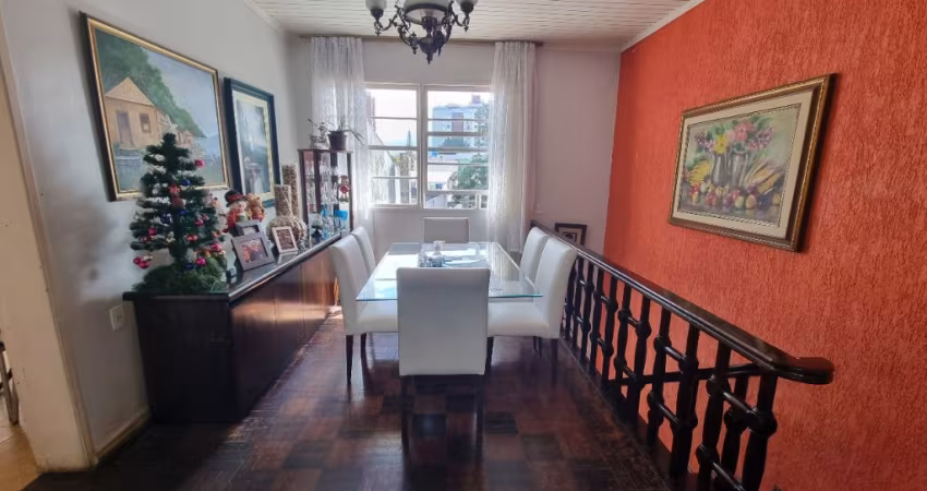 EXCELENTE CASA DE 4 DORMITÓRIOS NA  AGRONÔMICA