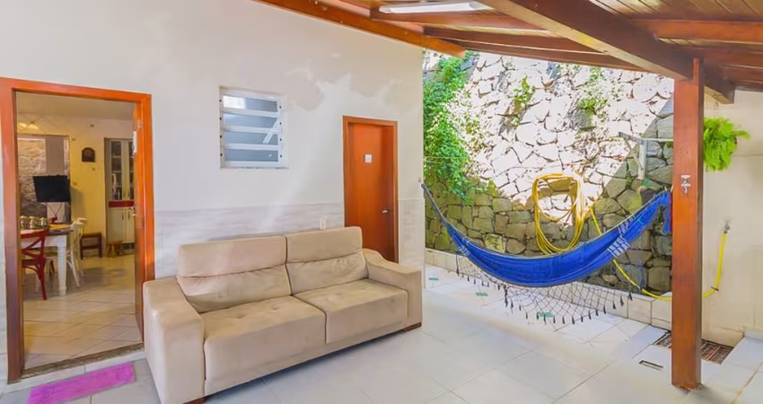 ÓTIMA CASA RESIDENCIAL DE 5 DORMITÓRIOS NA TRINDADE