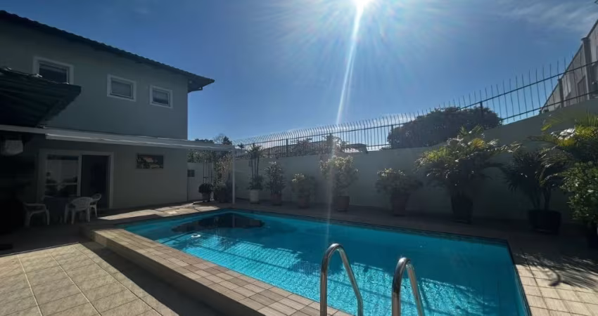 LINDA CASA DE 3 DORMITÓRIOS NA TRINDADE