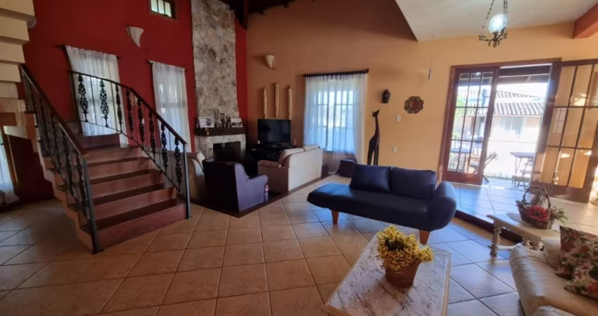 LINDA CASA RESIDENCIAL DE 4 DORMITÓRIOS NA LAGOA DA CONCEIÇÃO