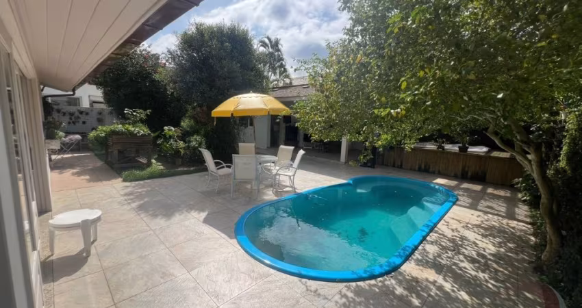 LINDA CASA RESIDENCIAL DE 4 DORMITÓRIOS NA LAGOA DA CONCEIÇÃO