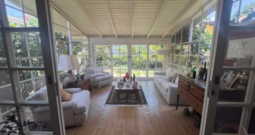 LINDA CASA RESIDENCIAL DE 2 DORMITÓRIOS NA LAGOA DA CONCEIÇÃO