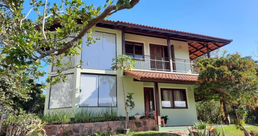 LINDA CASSA RESIDENCIAL DE 3 DORMITÓRIOS NA LAGOA DA CONCEIÇÃO