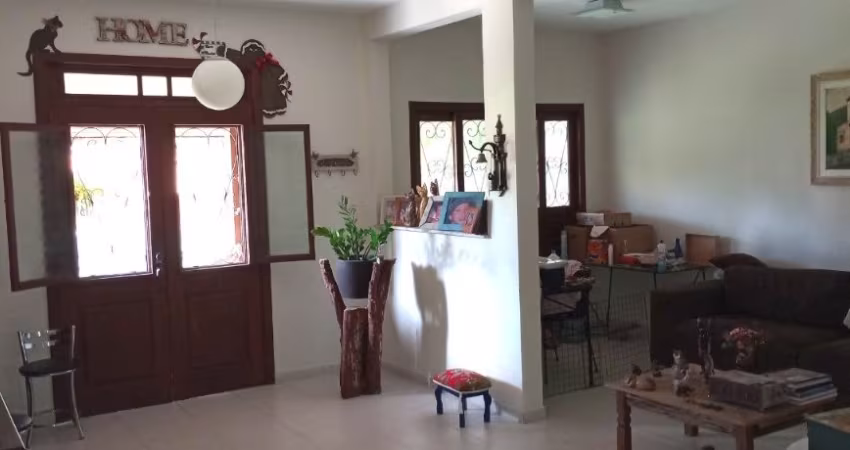 EXCELENTE CASA RESIDENCIAL DE 3 DORMITÓRIOS NO CÓRREGO GRANDE