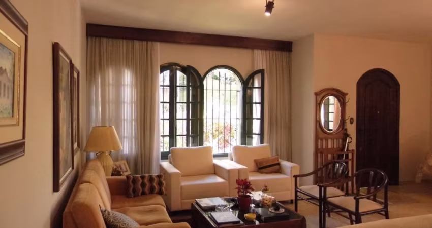 LINDA CASA RESIDENCIAL DE 4 DORMITÓRIOS NO CENTRO DE FLORIANÓPOLIS