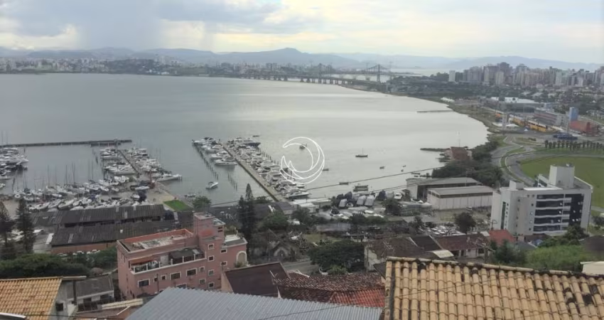 LINDA CASA RESIDENCIAL DE 4 DORMITÓRIOS NO CENTRO DE FLORIANÓPOLIS