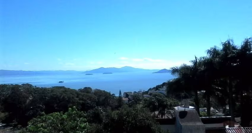 LINDA CASA RESIDENCIAL DE 5 DORMITÓRIOS NO CENTRO DE FLORIANÓPOLIS
