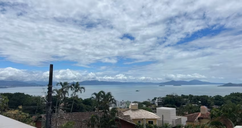 LINDA CASA RESIDENCIAL DE 4 DORMITÓRIOS NO CENTRO DE FLORIANÓPOLIS