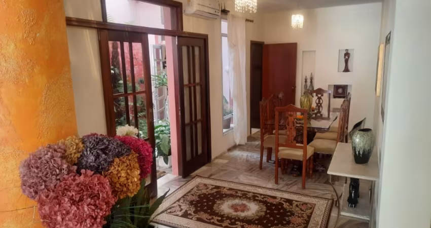 LINDA CASA DE 4 DORMITÓRIOS NO CENTRO DE FLORIANÓPOLIS