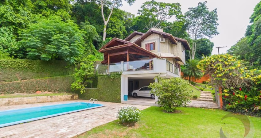 LINDA CASA RESIDENCIAL DE 4 DORMITÓRIOS NO CENTRO DE FLORIANÓPOLIS