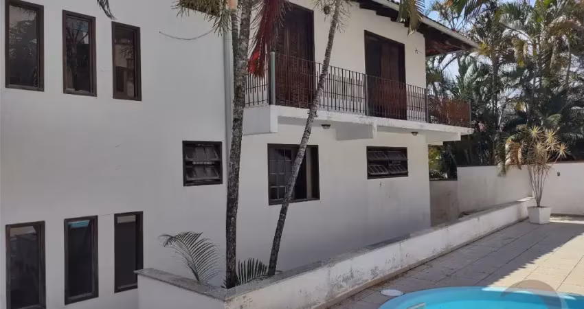 LINDA CASA RESIDENCIAL DE 6 DORMITÓRIOS NO CENTRO