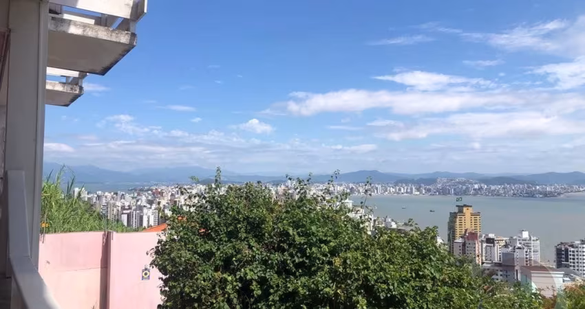 LINDA CASA RESIDENCIAL DE 6 DORMITÓRIOS NO CENTRO DE FLORIANÓPOLIS