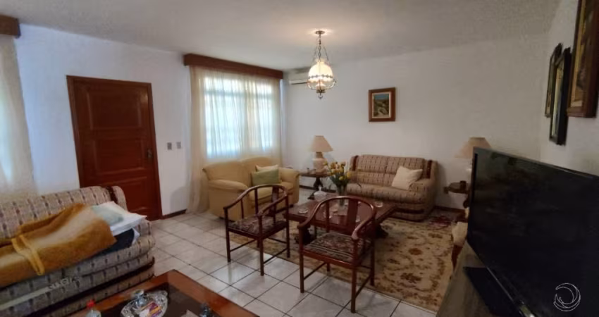 LINDA CASA RESIDENCIAL DE 5 DORMITÓRIOS NO CENTRO DE FLORIANÓPOLIS