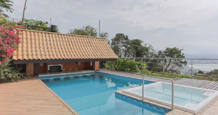 LINDA CASA DE 4 DORMITÓRIOS NO CENTRO DE FLORIANÓPOLIS