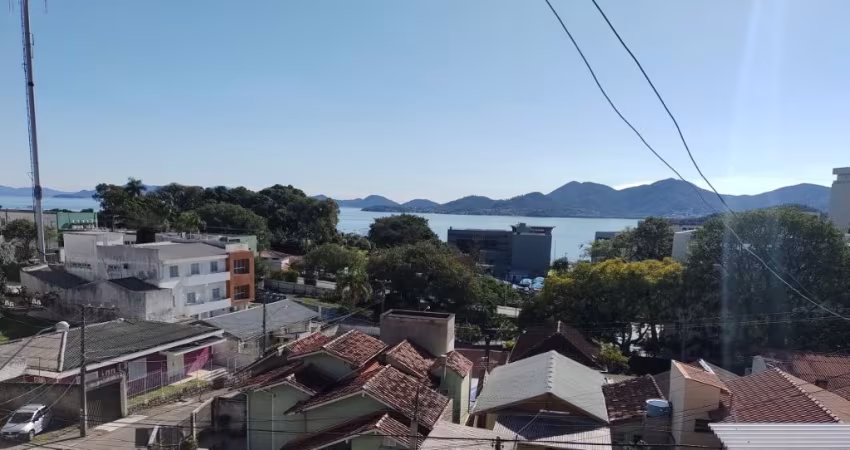 LINDA CASA DE 7 DORMITÓRIOS NO CENTRO DE FLORIANÓPOLIS