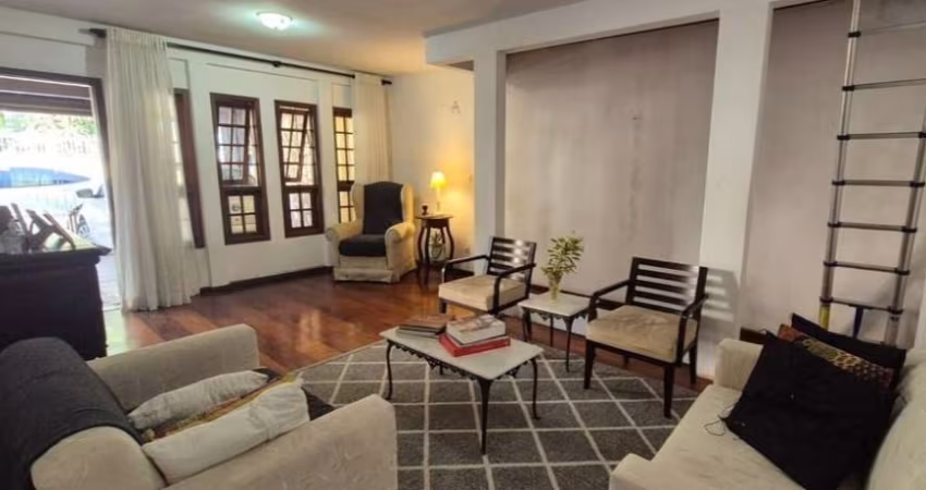 EXCELENTE CASA RESIDENCIAL DE 4 DORMITÓRIOS NA AGRONÔMICA