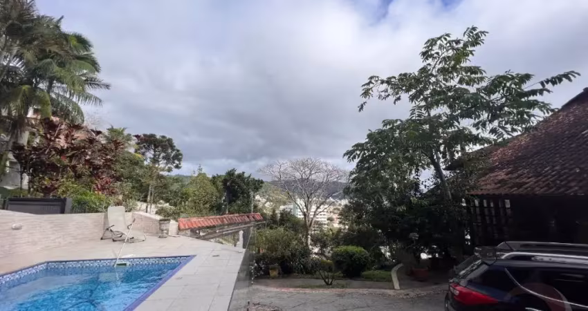 Linda casa residencial de 4 dormitórios no itacorubi