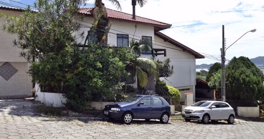 LINDA CASA RESIDENCIAL DE 6 DORMITÓRIOS NA TRINDADE