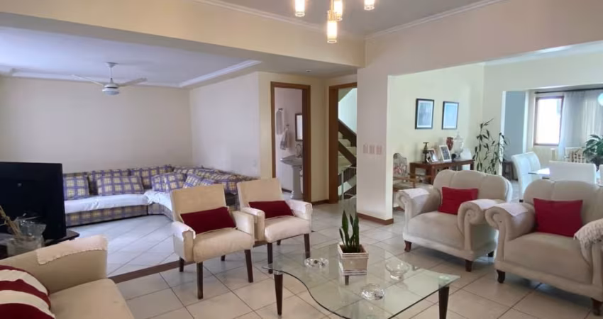 LINDA CASA RESIDENCIAL DE 4 DORMITÓRIOS NA TRINDADE