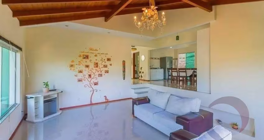 LINDA CASA RESIDENCIAL DE 4 DORMITÓRIOS NA TRINDADE