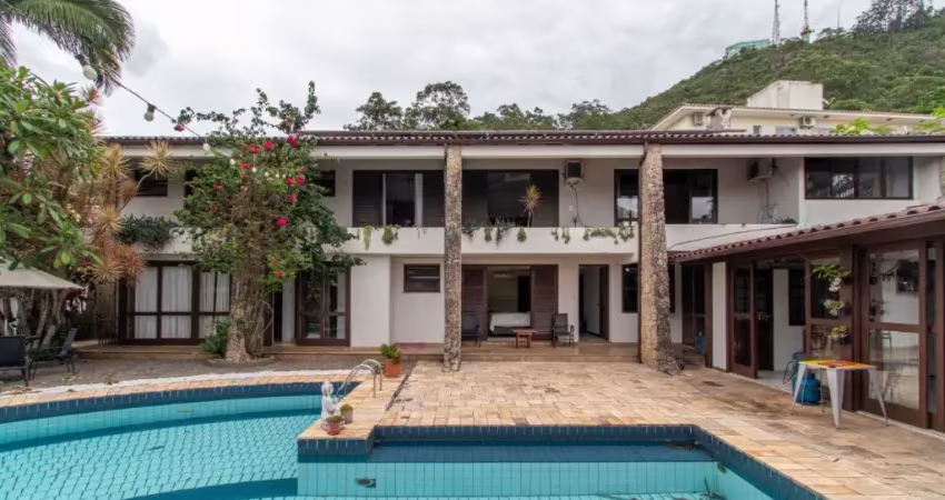 Ótima casa residencial de 5 dormitórios na trindade