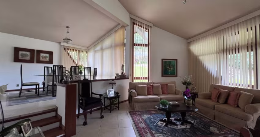ÓTIMA CASA RESIDENCIAL DE 5 DORMITÓRIOS NA CARVOEIRA