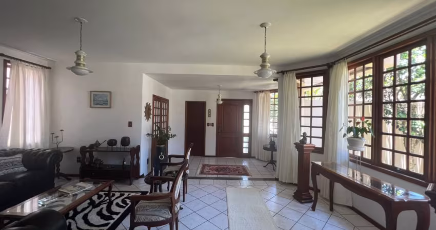 ÓTIMA CASA RESIDENCIAL DE 4 DORMITÓRIOS NO CÓRREGO GRANDE