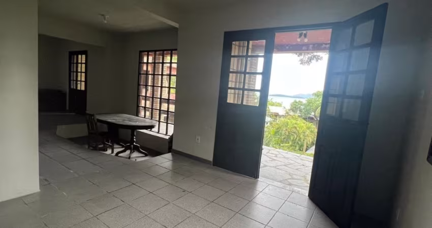 LINDA CASA RESIDENCIAL DE 4 DORMITÓRIOS EM SAMBAQUI
