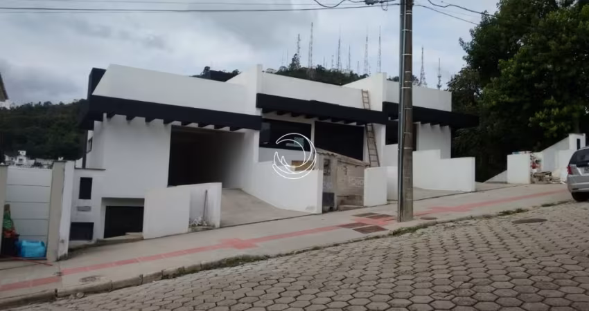 LINDA CASA RESIDENCIAL DE 4 DORMITÓRIOS NO CENTRO DE FLORIANÓPOLIS