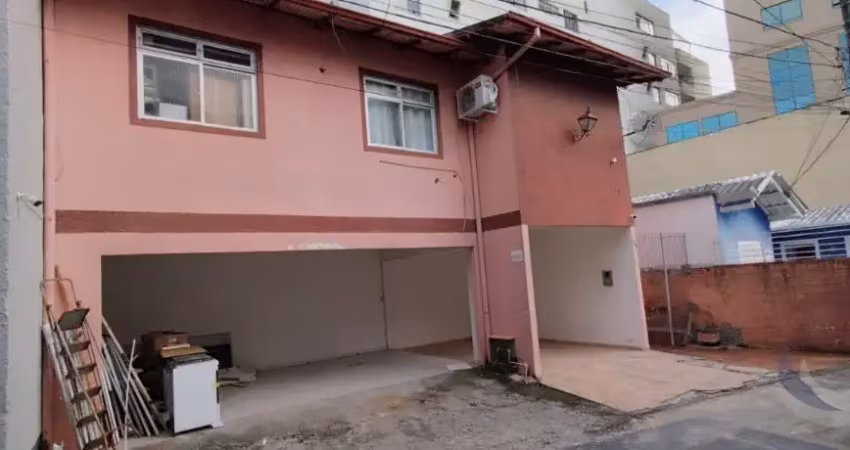 LINDA CASA RESIDENCIAL DE 4 DORMITÓRIOS NO CENTRO