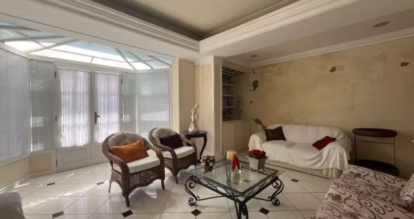 EXCELENTE CASA RESIDENCIAL DE 4 DORMITÓRIOS NO CENTRO DE FLORIANÓPOLIS