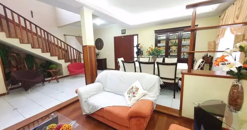 Linda casa de 250m² com quartos sendo 1 suíte no carianos  em florianópolis