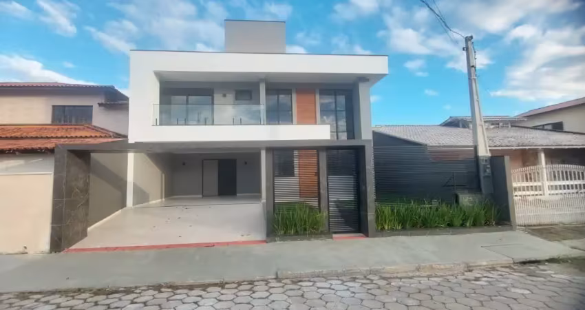 Linda casa com 3 suítes no bairro carianos em florianópolis