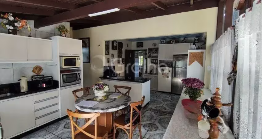 Casa residencial com 3 quartos e 167m² privativos no bairro carianos, florianópolis
