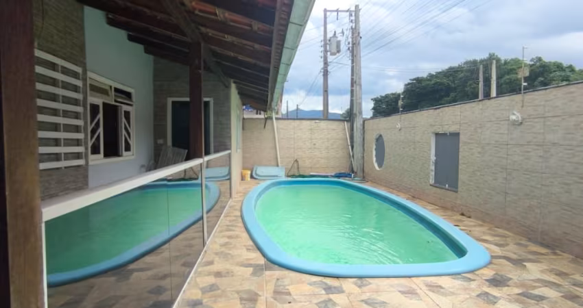 ALUGO CASA COM PISCINA