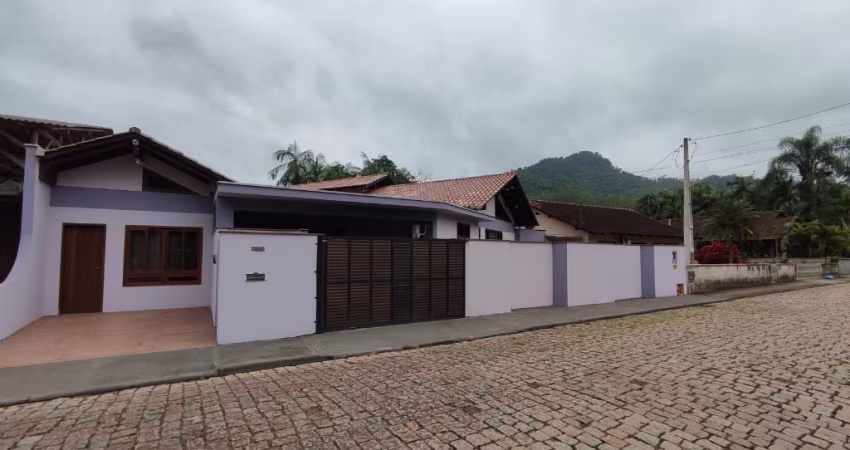 ALUGO LINDA CASA COM PISCINA EM BENEDITO NOVO
