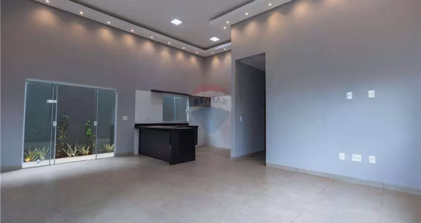 Vila madalena, possui 3 quartos sendo 1 suíte e 3 banheiros, living dois ambientes.