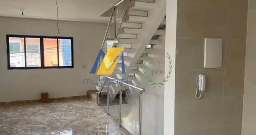 Esquina , 128m2 (construídos) + quintal. garagem 4 carros, churrasqueira, 2 lavabos, 2 suítes.