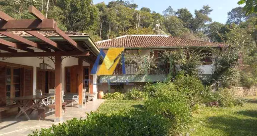 “já pensou morar num paraíso com nascentes, colinas, e 7 casas a apenas 50km de são paulo?'