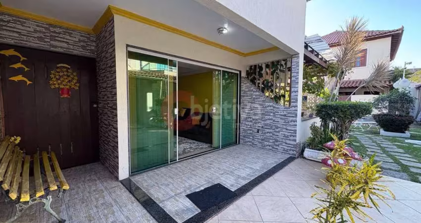 Casa em condomínio, com 2 suítes, 110 m², portinho - cabo frio