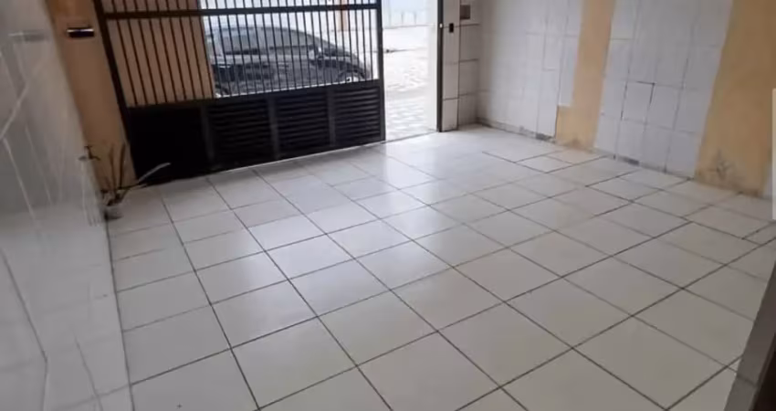 Casa geminada isolada, localizada na ocian, próxima ao comércio da região.