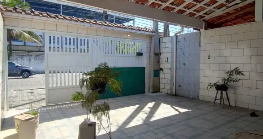 Casa bem localizada na guilhermina, zona 1, a apenas 600 metros da praia.